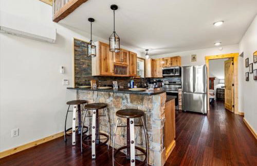 TN Whiskey Cabin- Lake and Mtn Views- Covered Deck- Game Room- Pool Table- Pets - Foto 13