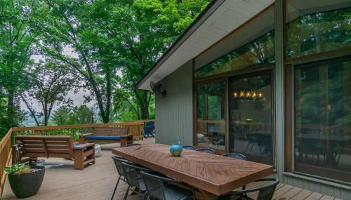 Retro Metro Deck House MCM Gem with Hot Tub & Spectacular Views! - Foto 2
