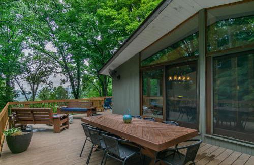 Retro Metro Deck House MCM Gem with Hot Tub & Spectacular Views! - Foto 2