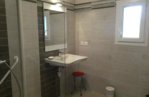 Maison rénovée en pleine campagne avec terrain, terrasse et équipements familiaux - FR-1-426-157 - Foto 5