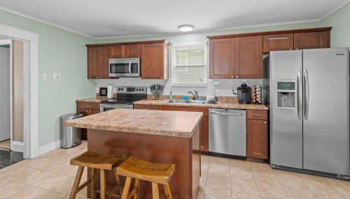 4 Bedroom House, sleeps 12, short walk to Main St! - Foto 2, stove, dishwasher, toaster
