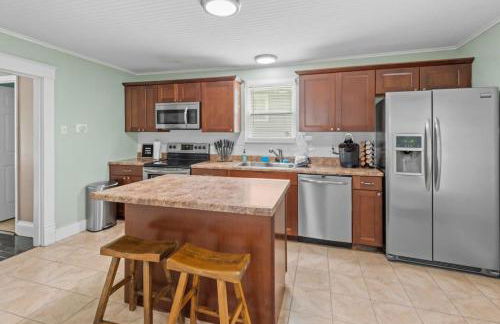 4 Bedroom House, sleeps 12, short walk to Main St! - Foto 2