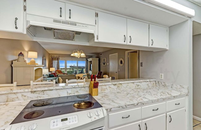 Spacious Oceanfront Condo, Easy Access to Private Fishing Pier by RedAwning - Foto 13