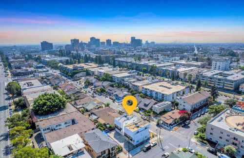 Experience Luxury 4BR Townhouse Sleeps 8 with Parking - Foto 40