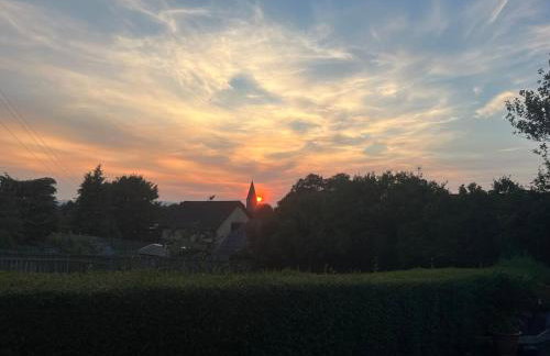 Sunset Retreat Cabin, Private Hot Tub with Mini Cinema Projector & Garden views - Foto 35