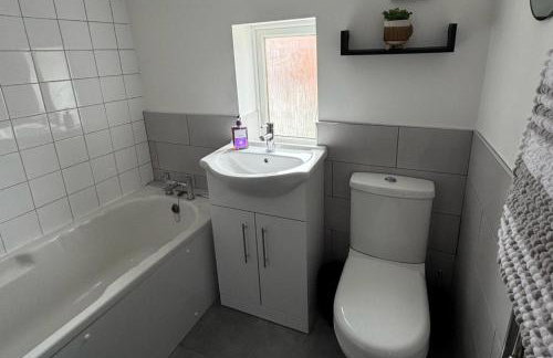 Cottage - Sleeps 4 - Pets Ok - Patio - Parking - Foto 11