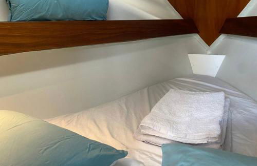 Sleep aboard a beautiful sailboat in Lisbon - Marina Parque das Nações - Foto 11