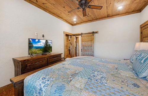 Copperline Lodge - Luxury Creekside Retreat - Creekside Views, Hot Tub, Game Room, Outdoor Fireplaces, Chef Kitchen, Fire Pit - - Foto 42