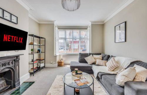 Beautiful 5 Bedroom 4 Bathroom House in W6 by Yoko Property - 10 minute's to Central London - Free Parking, Fast WiFi, Work Desks and SmartTVs with Disney and Netflix - Foto 23
