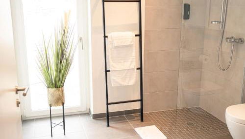 River Lux Suite - 5 min to HBF - Photo 4, towels, Shower