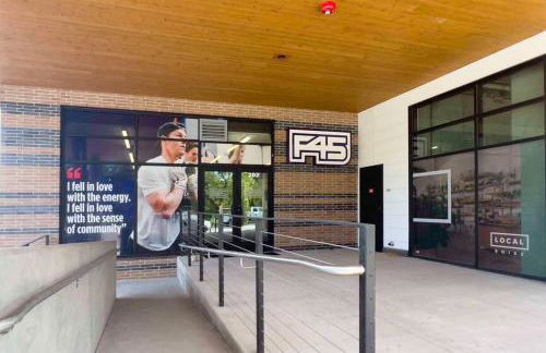 Boho-Luxe Studio - Pink Accents & Mountain Calm - Foto 27