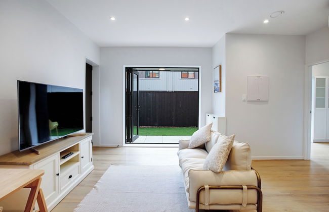 Urban Vogue Escape with Parking- Air-con - Photo 14