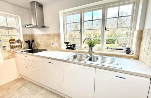 Swan Cottage 2-Bedroom-Netflix-Parking-Nature-Canal - Photo 5