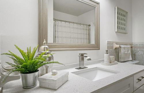 Spacious 4BR/3BA pool home, stylishly decorated - Foto 41