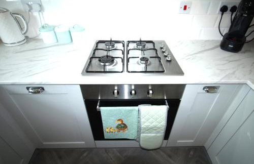 2 Bedroom House - Beautifully Decorated & Furnished - Parking - Large Garden - Foto 5