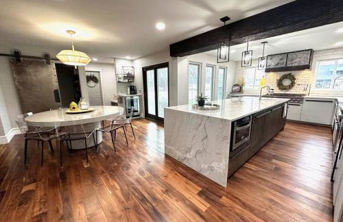 Cheerful 4 bedroom home w/ fireplace & game room - Foto 9