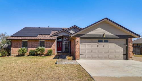 Hot Tub, Pool, and Fire Pit! Solar-Powered Hutto Gem - Foto 3