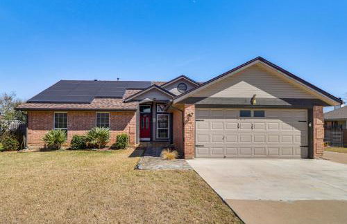 Hot Tub, Pool, and Fire Pit! Solar-Powered Hutto Gem - Foto 3