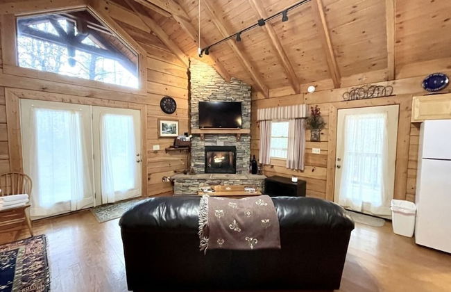 Romantic, pet friendly cabin with private hot tub, washer/dryer and full kitchen Studio Cabin by RedAwning - Foto 9