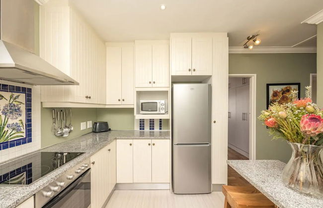 Vibrant and Safe 2 Bedroom Apartment - Photo 6