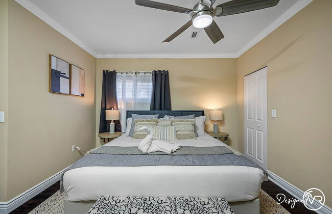 8BR Villa with Heated Pool Near Beach - Foto 29