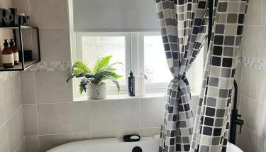 Stay solihull 5 mins to NEC and AIRPORT SLEEPS 9 contractor friendly 3 bathrooms driveway parking 3 - Foto 5