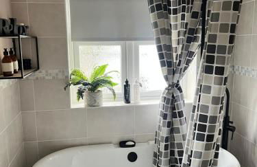 Stay solihull 5 mins to NEC and AIRPORT SLEEPS 9 contractor friendly 3 bathrooms driveway parking 3 - Foto 5