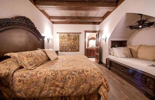 Castle Gatehouse Rental for a Unique Getaway near Bolton Landing, New York - Foto 4