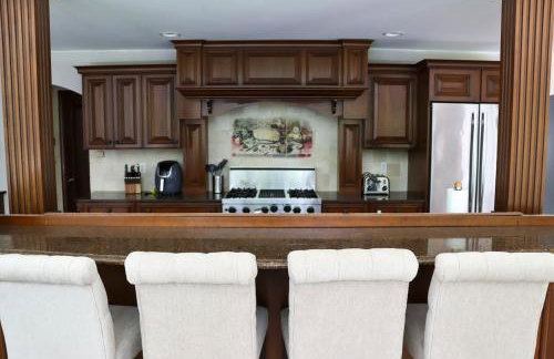 Large home with hot tub in serene wooded setting - Foto 45