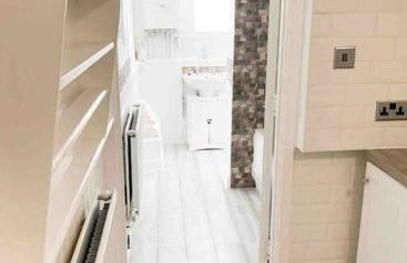 Lovely Two Bedroom Apartment, with private garden! - Photo 5