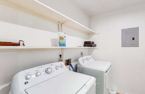 Beautiful dog-friendly home with fireplace, large yard, hammock, W/D, and AC - Foto 30