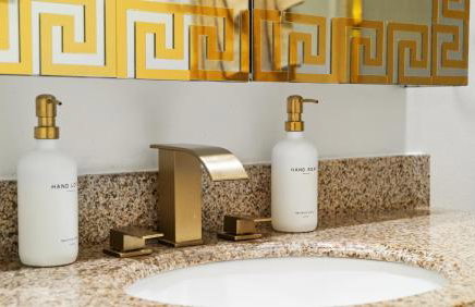 Sunny 3BR Oasis with Water View and Beach Gear Near Siesta - Foto 18