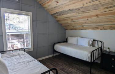 Pinetop Getaway with Sunset Deck & Fire Pit Table - Foto 15