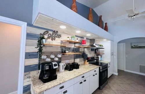 Peachland getaway with pool and tiki bar - Foto 5