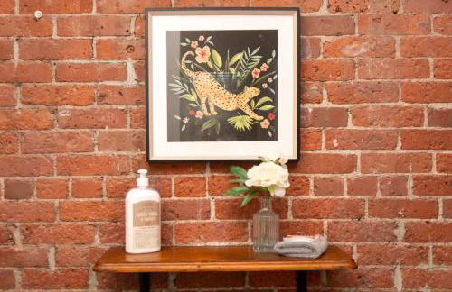 Jennifer's Historic Loft Glass Bedroom - Foto 29