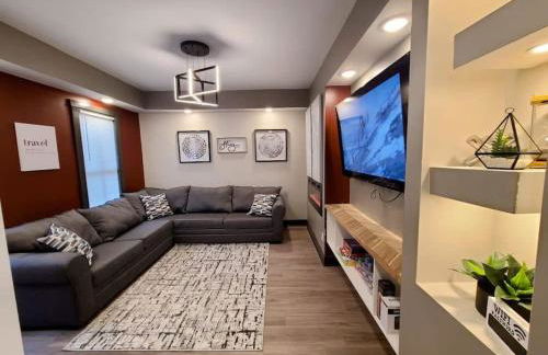 King Bed In Main Floor - Downtown Vacation Rental - Foto 10