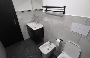 Modern Hillside Retreat with Panoramic Views - Foto 18