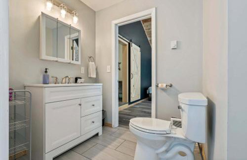 Lakefront Home with Private Beach Access & Hot Tub - Foto 73