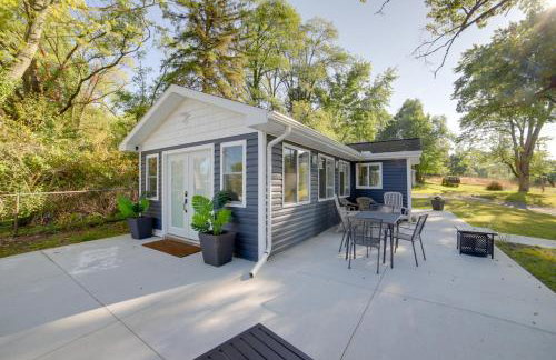 Stylish Grass Lake Retreat - Steps to Park! - Foto 1