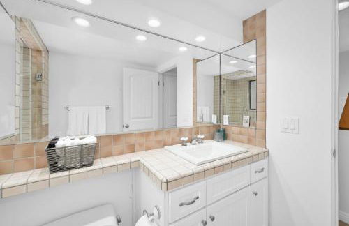 4 bedroom Home in Quiet Neighborhood near Beach - Photo 42