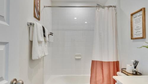 Stylish 4BR Family Home with Game Room and Backyard - Foto 5