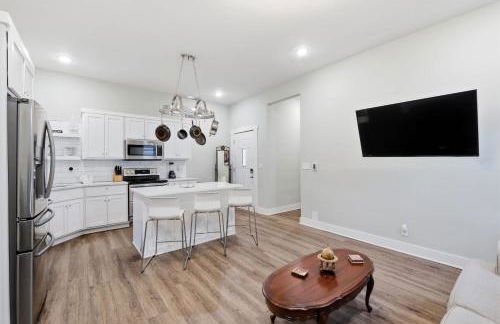 Charming Home in the Highlands W Private Backyard - Foto 7