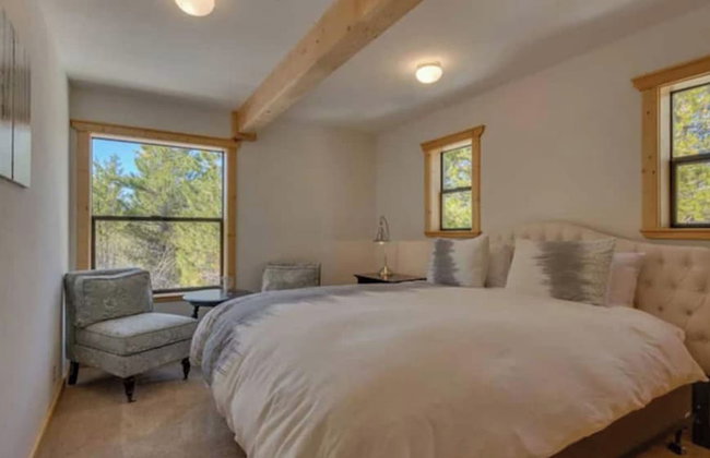 Black Bear by Avantstay Spacious Viking Lodge in Tahoe Donner w/ Game Room & Hot Tub! - Photo 57