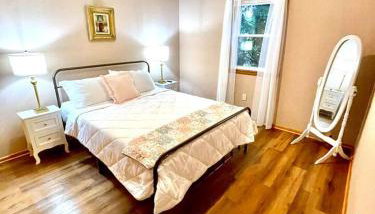 Vintage, Mid-Century Suite above Antique Store - Foto 5