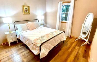 Vintage, Mid-Century Suite above Antique Store - Foto 5