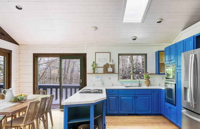 Half Moon by Avantstay 4BR Cabin w/ Large Deck & Yard w/ Patio & Outdoor Dining - Foto 10