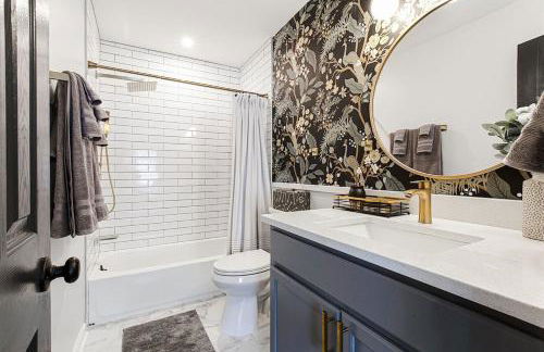 Lux Home-mins to Truist Park wKing pet friendly - Foto 13