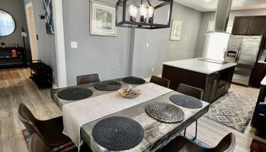 Charming 2BR 2BA 10 min DT Airport by LSP Homes - Foto 4