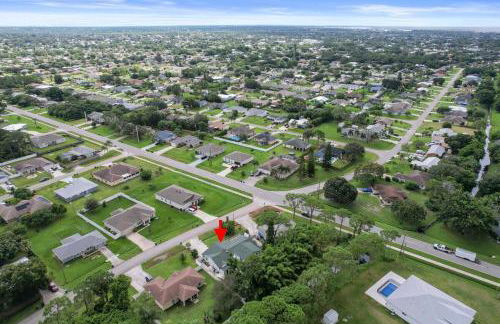 Chic 4BR Home Hot Tub Game Room - Foto 2