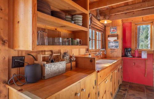 Coziest Cabin in Tahoe w Stone Fireplace Comfy Beds Close to Slopes & Lake - Foto 2